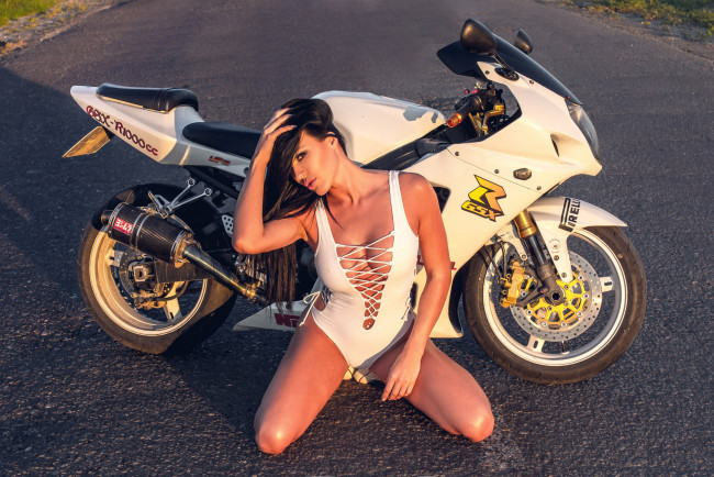 Обои картинки фото girls and moto 172, мотоциклы, мото с девушкой, moto, girls, белый