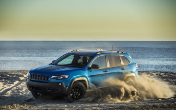 Картинка автомобили jeep пляж песок дрифт море джип cherokee trailhawk синий