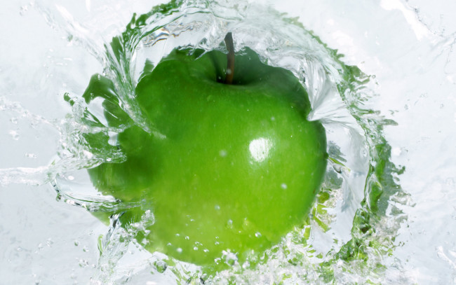 Обои картинки фото еда, Яблоки, яблоко, зеленое, вода