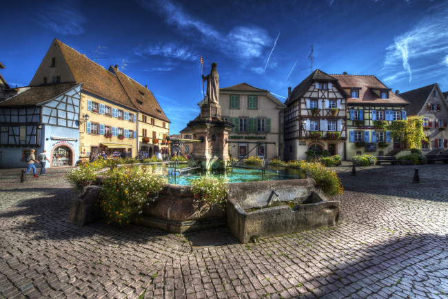 Обои картинки фото france,  eguisheim,  alsac, города, - фонтаны, дома, франция, площадь, фонтан, облака, небо