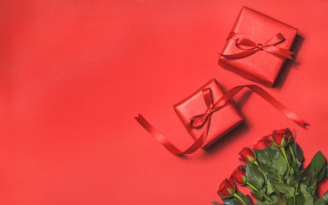 Картинка праздничные подарки+и+коробочки розы букет подарки
