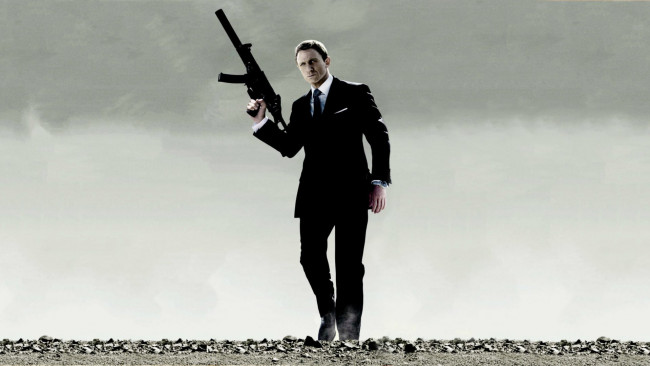Обои картинки фото кино фильмы, 007,  quantum of solace, пустыня, оружие, костюм, джеймс, бонд
