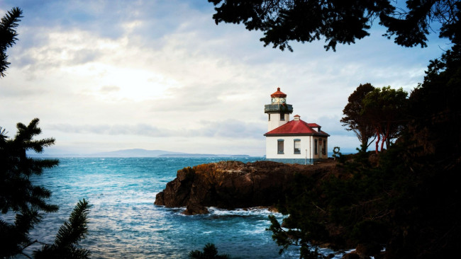 Обои картинки фото lime kiln lighthouse, san juan island, washington, природа, маяки, lime, kiln, lighthouse, san, juan, island