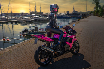 Картинка мотоциклы мото+с+девушкой andrzej car yamaha yzf женщины мотоцикл шлем розовый носки с мотоциклами