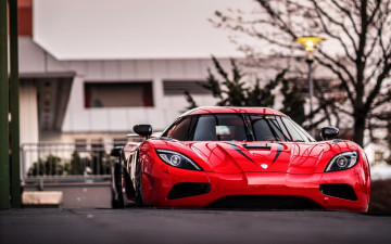 обоя koenigsegg agera, автомобили, koenigsegg, красный, здание, фонарь