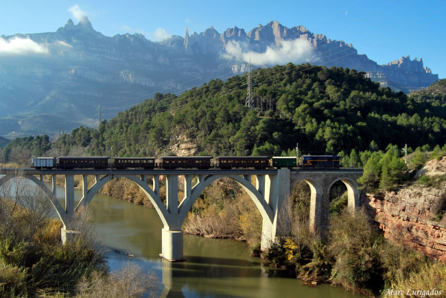 Обои картинки фото техника, поезда, река, мост, состав, горы