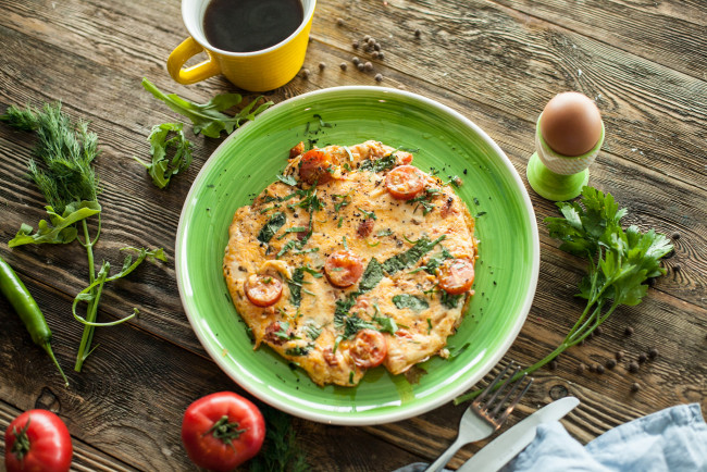 Обои картинки фото еда, Яичные блюда, омлет, завтрак, зелень, помидоры