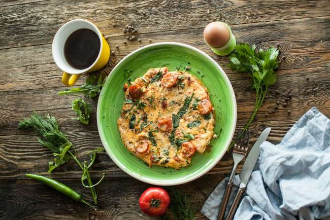 Обои картинки фото еда, Яичные блюда, завтрак, зелень, омлет, помидоры