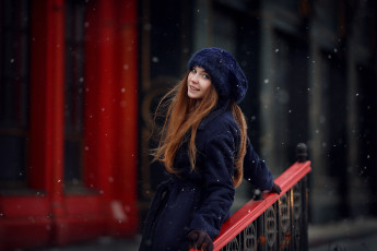 Картинка девушка девушки -unsort+ рыжеволосые+и+другие модель дмитрий+архар русская+модель смотрит+на+зрителя вид+сбоку глубина+резкости шапка улыбается пальто спина снег меховая+шапка синее+пальто перчатки кристина+вострухина мода синяя+кепка классная