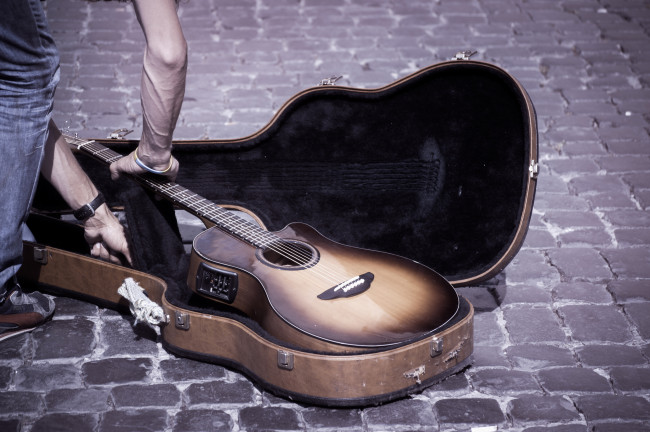 Обои картинки фото музыка, -музыкальные инструменты, человек, улица, гитара, футляр