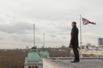 Картинка кино+фильмы 007 +skyfall здания флаг крыша пальто джеймс бонд