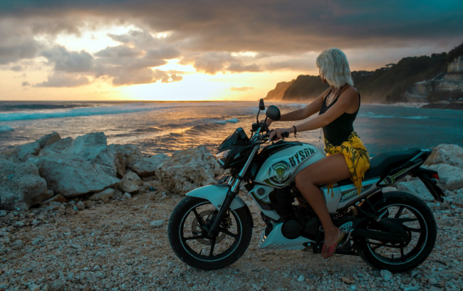 Обои картинки фото мотоциклы, мото с девушкой, блондинка, майка, юбка, мотоцикл, закат, берег