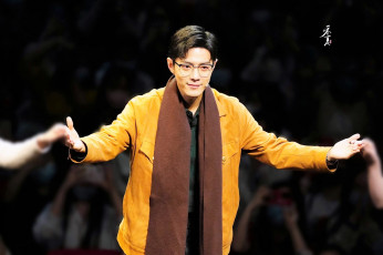 Картинка мужчины xiao+zhan актер театр поклон куртка очки шарф