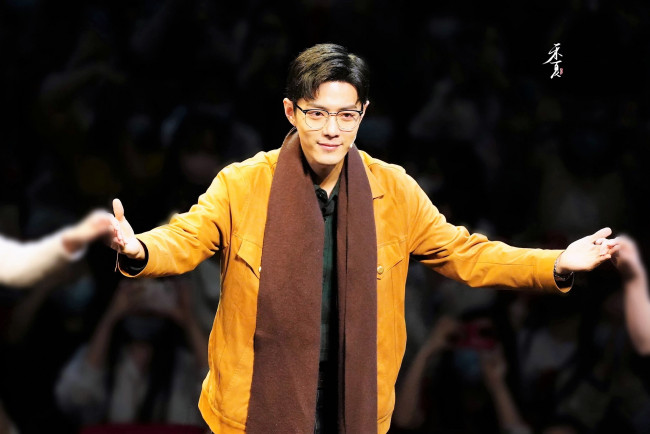 Обои картинки фото мужчины, xiao zhan, актер, театр, поклон, куртка, очки, шарф