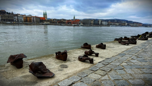 Обои картинки фото shoes on the danube memoria, города, будапешт , венгрия, shoes, on, the, danube, memoria