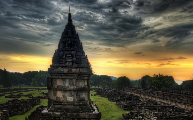 Обои картинки фото the, ruins, of, prambanan, in, yogyakarta, города, исторические, архитектурные, памятники