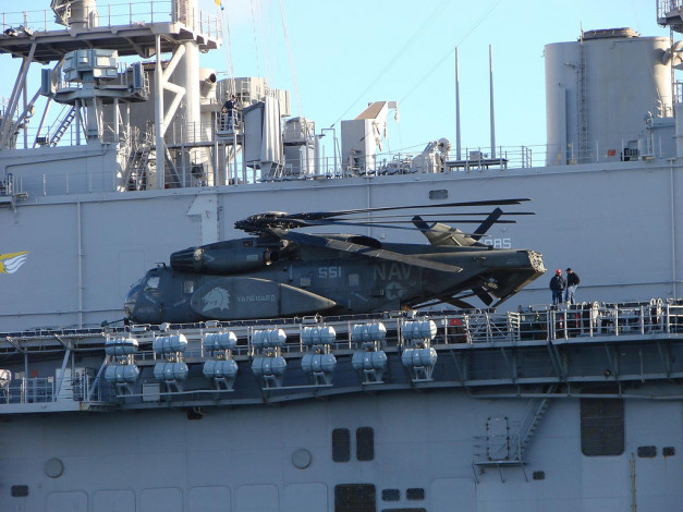 Обои картинки фото авиация, другое, вертолет, военно-морской флот, универсальный десантный корабль