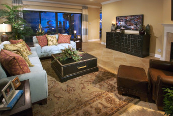 Картинка интерьер гостиная диван кресло подушки букет телевизор