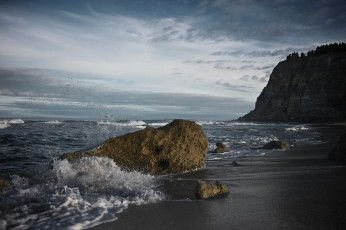 Картинка природа побережье берег песок волны камни вода брызги небо