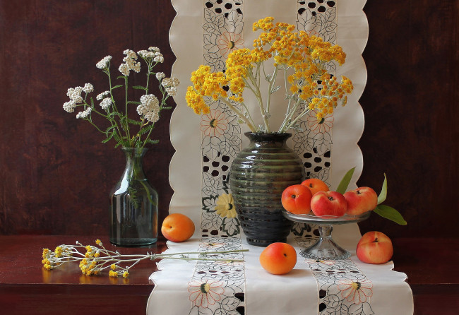 Обои картинки фото еда, персики, сливы, абрикосы, натюрморт, салфетка, ваза, цветы