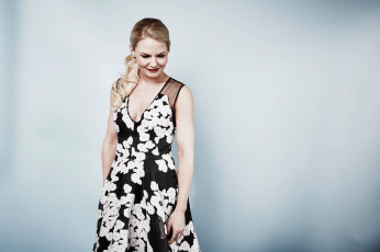 обоя jennifer morrison, девушки, улыбка, блондинка, платье, голубой, фон, актриса, дженнифер, моррисон