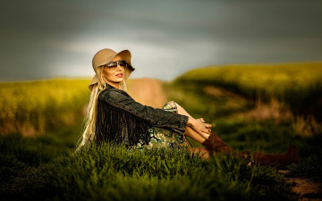 Картинка девушки -unsort+ блондинки модель девушка поле очки стиль шляпа джинсовка поза