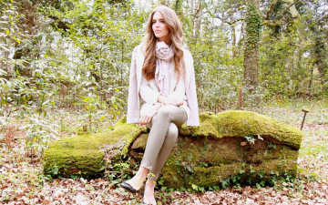 Картинка девушки clara+alonso модель осень листья взгляд каблуки сидит природа шарф бревно clara alonso