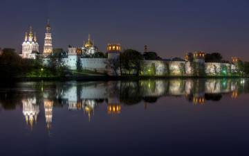 Картинка города москва+ россия novodevichy convent москва отражение река огни ночь купола башни стены монастырь