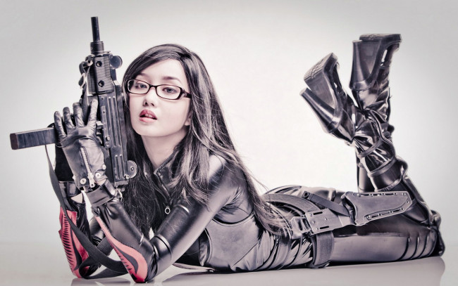 Обои картинки фото девушки, -unsort , девушки с оружием, косплей, оружие, костюм, каблуки, перчатки, автомат, взгляд, очки, азиатка, кореянка