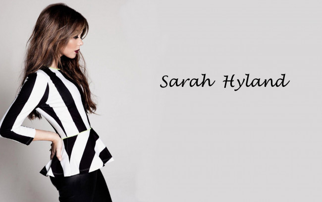 Обои картинки фото девушки, sarah hyland, профиль, актриса, сара, хайлэнд, жакет