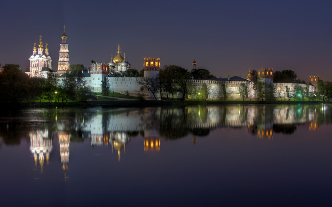 Обои картинки фото города, москва , россия, novodevichy, convent, москва, отражение, река, огни, ночь, купола, башни, стены, монастырь