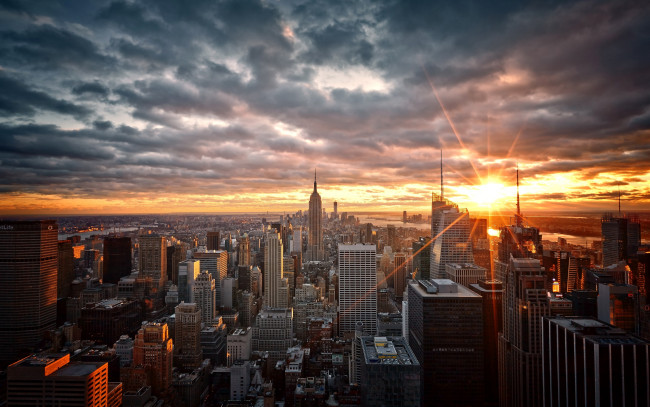 Обои картинки фото города, нью-йорк , сша, нью-йорк, мегаполис, manhattan, море, побережье, залив, дома, небоскребы, рассвет, облака, лучи, солнца