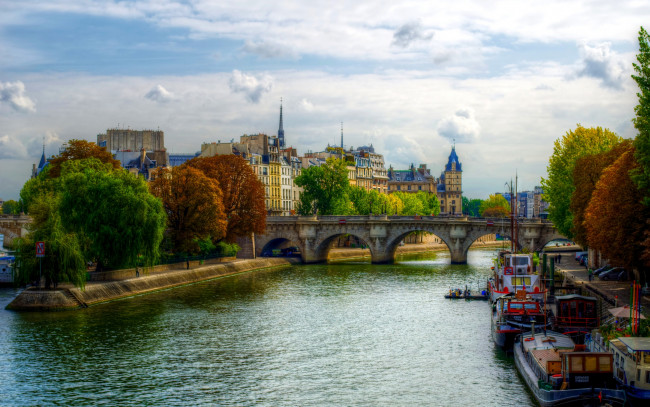 Обои картинки фото города, париж , франция, деревья, дома, мост, река, катера, набережная, париж