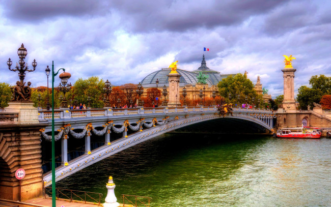 Обои картинки фото города, париж , франция, париж, столица, река, мост, фонари, купола, тучи