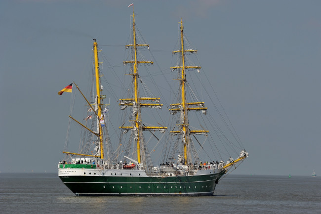 Обои картинки фото alexander von humboldt ii, корабли, парусники, реи, мачты, вымпел