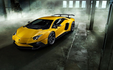 обоя автомобили, lamborghini, ламборгини, aventador, желтый, дым, здание