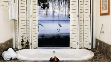 Картинка интерьер ванная+и+туалетная+комнаты флаконы полотенце море тропики окно ванна ванная