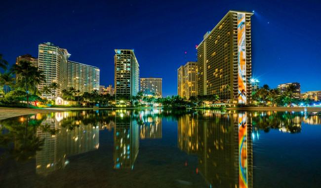 Обои картинки фото города, - огни ночного города, пальмы, небоскребы, водоем