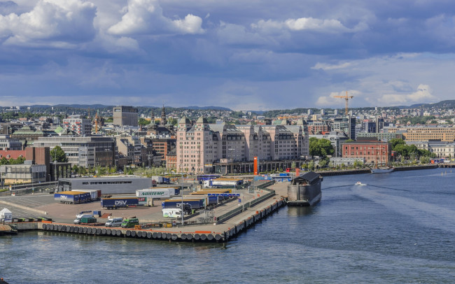 Обои картинки фото осло, города, осло , норвегия, водоем, машины, здания, облака