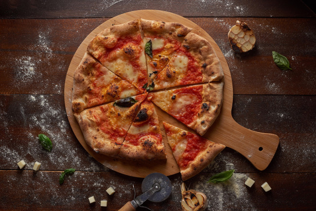 Обои картинки фото еда, пицца, томат, сыр, тесто