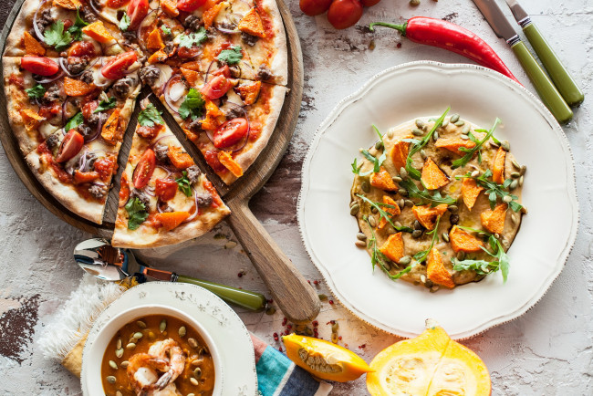 Обои картинки фото еда, разное, столовые, приборы, зелень, суп, томат, пицца