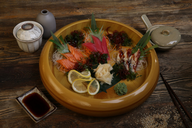Обои картинки фото еда, рыба,  морепродукты,  суши,  роллы, зелень, морковь, фунчоза