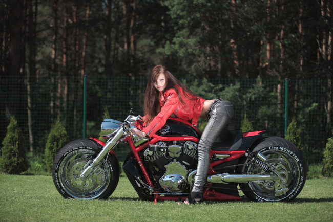 Обои картинки фото мотоциклы, мото с девушкой, девушка, трава