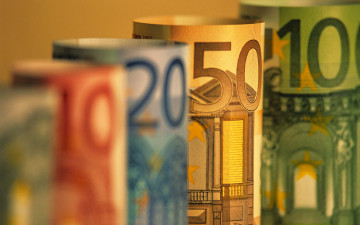 Картинка разное золото купюры монеты валюта свернутые евро