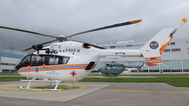 Обои картинки фото eurocopter, ec145, авиация, вертолёты, вертолет, аэропорт, стоянка, санавиация