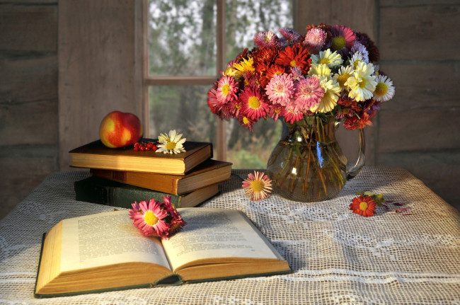 Обои картинки фото цветы, хризантемы, яблоко, натюрморт, книги, ваза