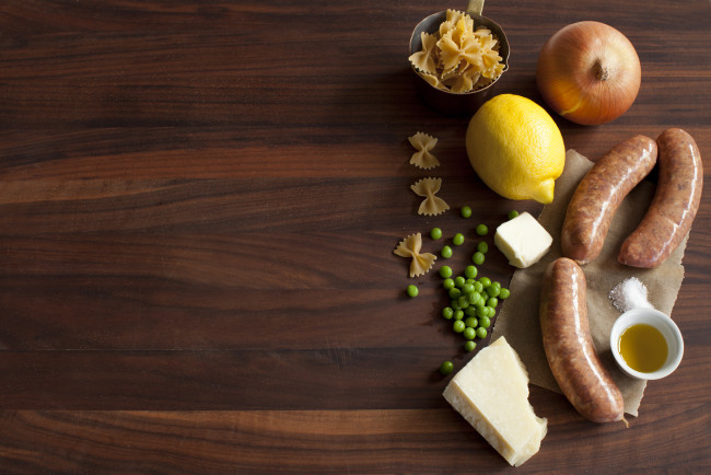 Обои картинки фото еда, разное, сыр, горох, лимон, ингредиенты, колбаски, лук
