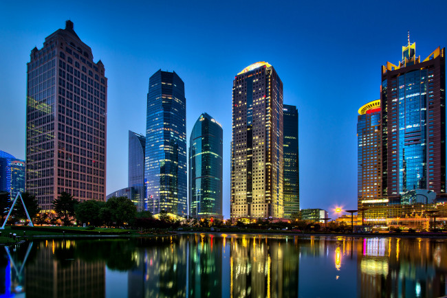 Обои картинки фото lujiazui, shanghai, china, города, шанхай, китай, здания, небоскрёбы, отражение, ночной, город, река, хуанпу, huangpu, river