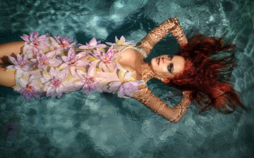Картинка девушки -unsort+ рыжеволосые+и+другие макияж волосы кувшинки вода бассейн водяные лилии цветы
