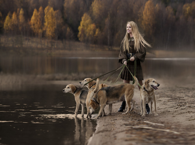 Обои картинки фото девушки, -unsort , блондинки, собаки, дама, река